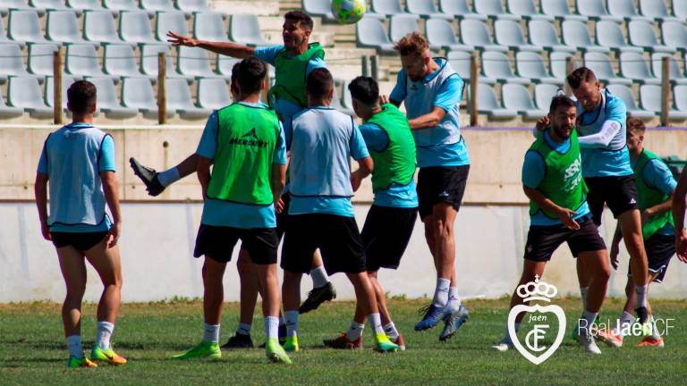 La plantilla del Real Jaén recibe un cheque bancario del club