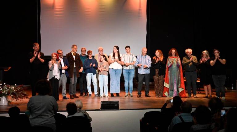 <i>Fotografía de familia en el Auditorio de Baños de la Encina con los ganadores de los certámenes, escrtitores, actores y representantes municipales. </i>