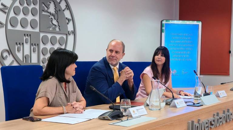 <i>Durante la presentación del convenio de la guía contra la violencia de género. / UJA. </i>