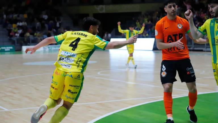 El jugador del Jaén Paraíso Interior Esteban celebra un gol en el Olivo Arena ante Ribera Navarra. / Jaén Paraíso Interior FS.
