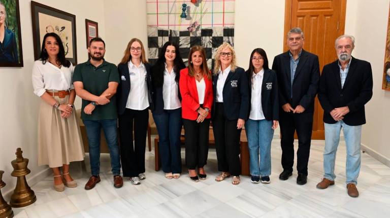 <i>Las jugadoras posan con la alcaldesa, Auxi del Olmo, Susana Ferrer, Martín de la Torre, Javier Ochoa y Francisco Fernández. / Ayuntamiento de Linares.</i>