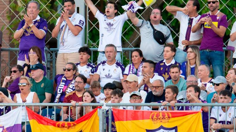 <i>Seguidores del Real Jaén animan al equipo en el campo del Europa. / Miranda López / Real Jaén CF.</i>