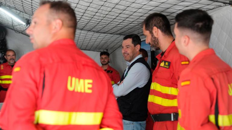 <i>Juanma Moreno visita el dispositivo de la UME que busca acabar con el incendio de Niebla, en Huelva. / Junta de Andalucía.</i>