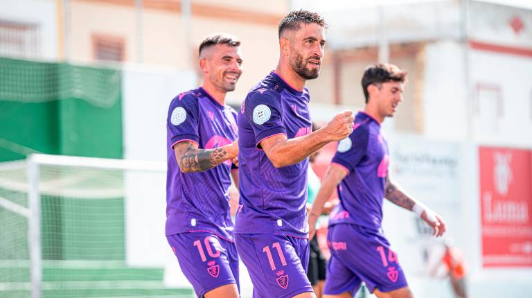 <i>Adri Paz felicita a Mario Martos después de marcar en el campo del Antoniano. / Miranda López / Real Jaén.</i>
