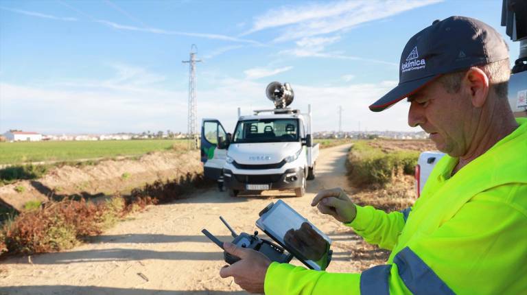 <i>Un dron interviene en la campaña para el tratamiento contra los mosquitos que propagan el Virus del Nilo Occidental (VNO). / Europa Press. </i>