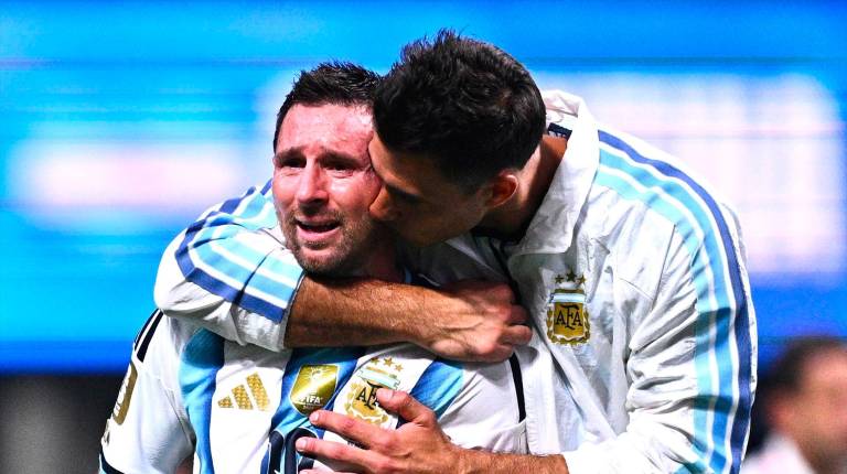 <i>Messi llorando tras la clasificación a cuartos de final en el partido ante Egipto. </i>