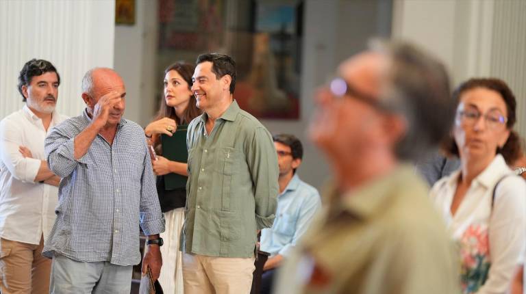 <i>Juanma Moreno y Manuel Gavira coinciden en la tradicional Saca de las yeguas, en la ermita del Rocío. / Joaquín Corchero / Europa Press.</i>