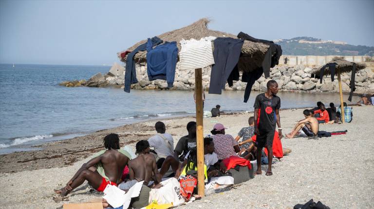 <i>Varios migrantes, a 1 de agosto de 2026, en Ceuta. / Marcos Moreno / Europa Press.</i>