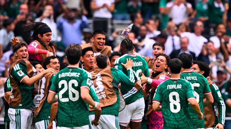 <i>Los jugadores de México celebran el gol de Quiñones, que supuso el 1-0 y el primer tanto del Mundial. / E. Press</i>