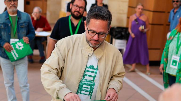 <i>El candidato de Adelante Andalucía, José Ignacio García vota en la Sala Paul de Jerez de la Frontera. / Europa Press.</i>