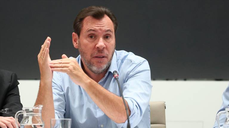 <i>El ministro de Transportes y Movilidad Sostenible, Óscar Puente, durante una rueda de prensa, en la sede del Ministerio, a 30 de octubre de 2026. / Europa Press.</i>