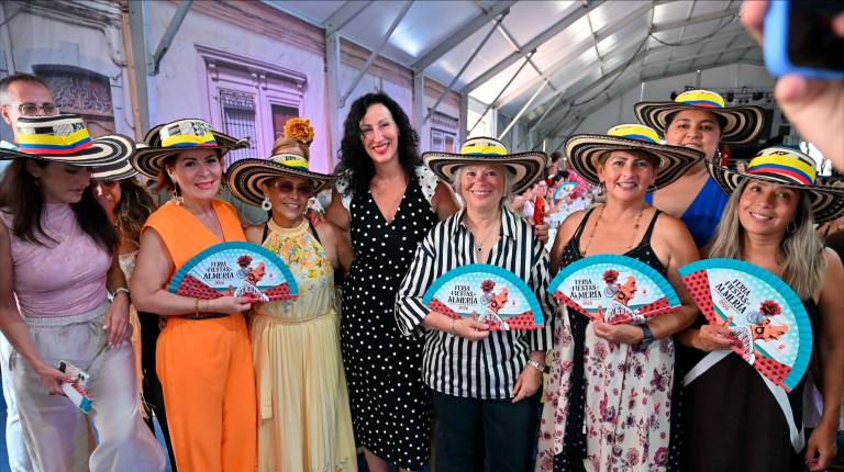 <i>La alcaldesa de Almería, María del Mar Vázquez, en el tradicional Homenaje a la Mujer de la Feria de Almería. / Ayuntamiento de Almería / Europa Press.</i>