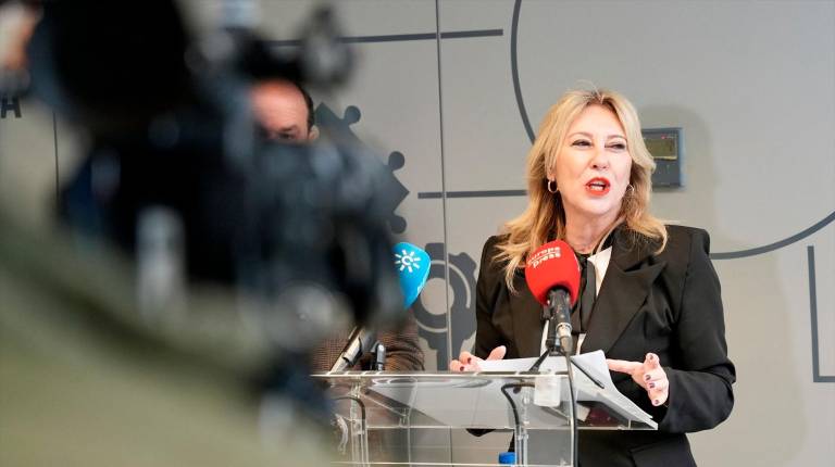 <i>La consejera de Economía, Carolina España, en las instalaciones de la Unidad Aceleradora de Proyectos en Sevilla. / Eduardo Briones / Europa Press. </i>