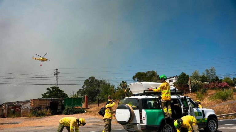 <i>Operativos del Infoca trabaja en la zona del puente del río Odiel, en el término de Gibraleón (Huelva), dentro de las labores de extinción del incendio en un paraje de Villanueva de los Castillejos. A 9 de junio de 2026 en San Bartolomé de la Torre. / María José López / Europa Press.</i>