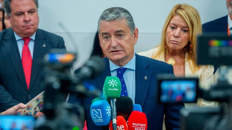 <i>El vicepresidente primero de la Junta de Andalucía y consejero de Presidencia, Sanidad y Emergencias, Antonio Sanz, interviene tras la inauguración de la nueva Unidad de Salud Mental Comunitaria “Doctor Onésimo González”. / Europa Press. </i>