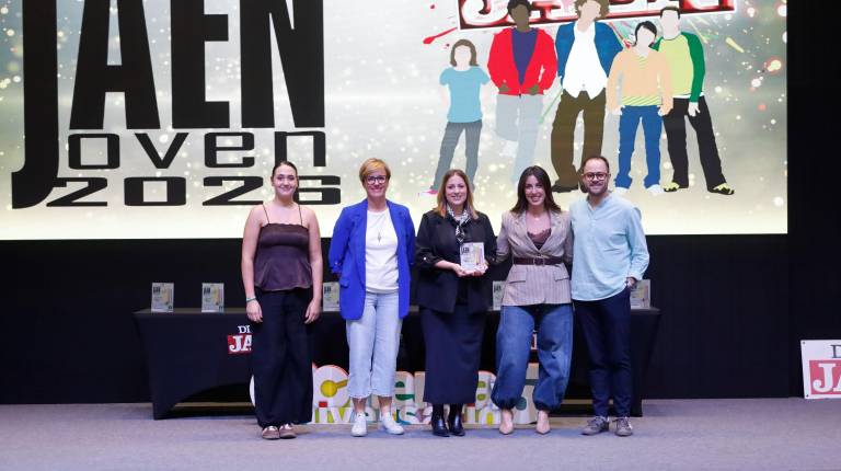 <i>Lorena Padilla recoge el premio entregado por Paula Algar, coordinadora de directores de Entrepinares del Mercadillo, junto a varios compañeros de Jóvenes con Gracia. / Jason Moyano / Diario JAÉN. </i>
