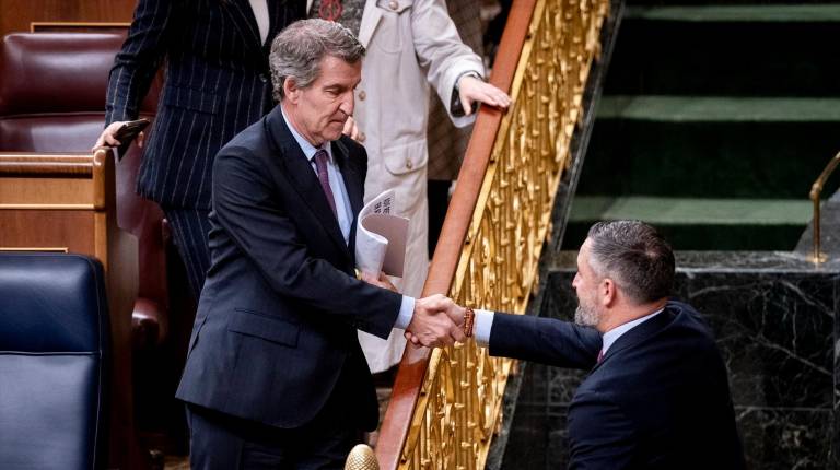 <i>El presidente del Partido Popular, Alberto Núñez Feijóo, saluda al presidente de VOX, Santiago Abascal, a su salida de un pleno en el Congreso de los Diputados. Archivo. / A. Pérez Meca / Europa Press.</i>