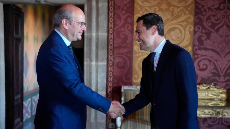 <i>El presidente de la Junta de Andalucía en funciones, Juanma Moreno, junto al viceprimer ministro de Grecia, Kostis Hatzidakis. / Junta de Andalucía</i>