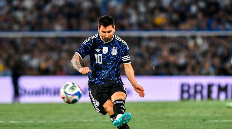 <i>Leo Messi durante un partido amistoso entre Argentina y Mauritania en el Bombonera Stadium. Archivo.</i>