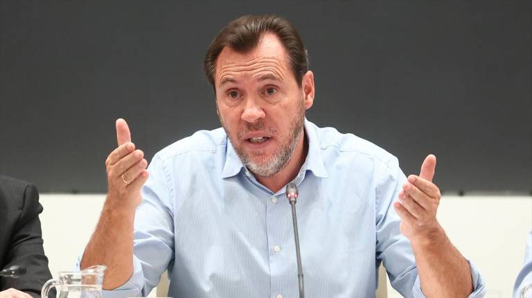<i>El ministro de Transportes y Movilidad Sostenible, Óscar Puente, durante una rueda de prensa, en la sede del Ministerio, a 30 de octubre de 2026. Eduardo Parra / Europa Press.</i>