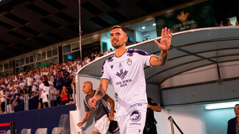 <i>Adri Paz sale al Estadio Caja Rural La Victoria en un partido de este año. / Real Jaén.</i>