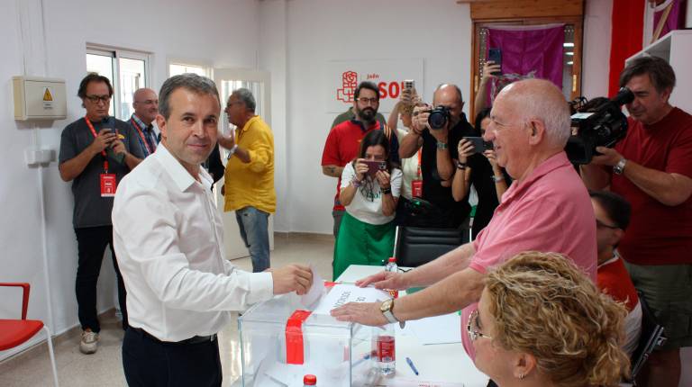 <i>Julio Millán, Carlos Alberca y otros militantes ejercen su derecho a voto en las primerias. / Pablo Espinosa Luna / Diario JAÉN.</i>