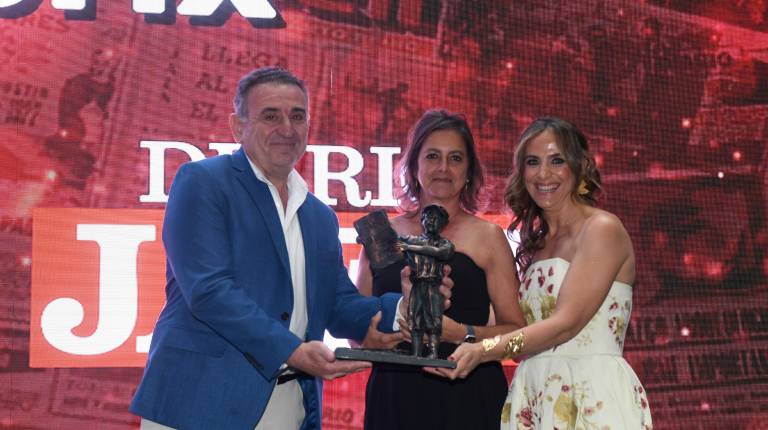 <i>Juan Carlos y Raquel Santiago Bermúdez reciben el premio de manos de la consejera de Sostenibilidad y Medio Ambiente, Catalina García. / Agustín Muñoz / Diario JAÉN.</i>