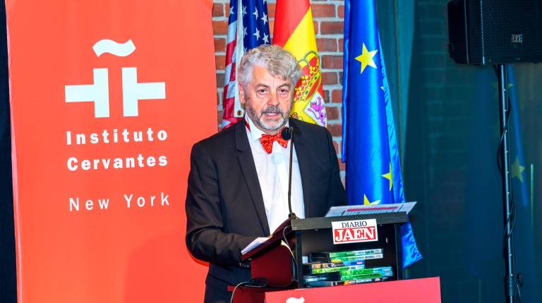 <i>El director de Diario JAÉN, Juan Espejo, durante su intervención en la proclamación del V Premio Internacional de Poesía “Diario JAÉN”. / Enrique Shore.</i>