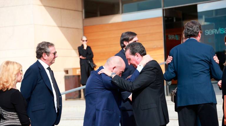 <i>El presidente del PP de Huelva, Manuel Andés González, junto al presidente de ATA y vicepresidente de la CEOE, Lorenzo Amor, en el velatorio de la exministra Fátima Báñez. / Europa Press.</i>