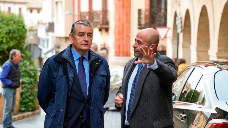 <i>El consejero de Sanidad, Presidencia y Emergencias, Antonio Sanz, junto al alcalde de Cazorla, José Luis Olivares, al inicio de la firma de un acuerdo sobre la construcción del nuevo Centro de Salud. Archivo. / Francisco J. Olmo / Europa Press.</i>