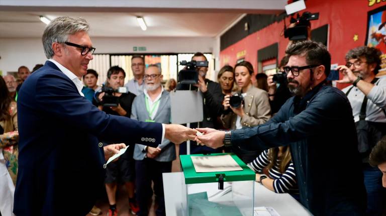 <i>El candidato de Vox, Manuel Gavira ejerce su derecho al voto en el colegio San Vicente de Paúl de la capital gaditana. / Europa Press.</i>