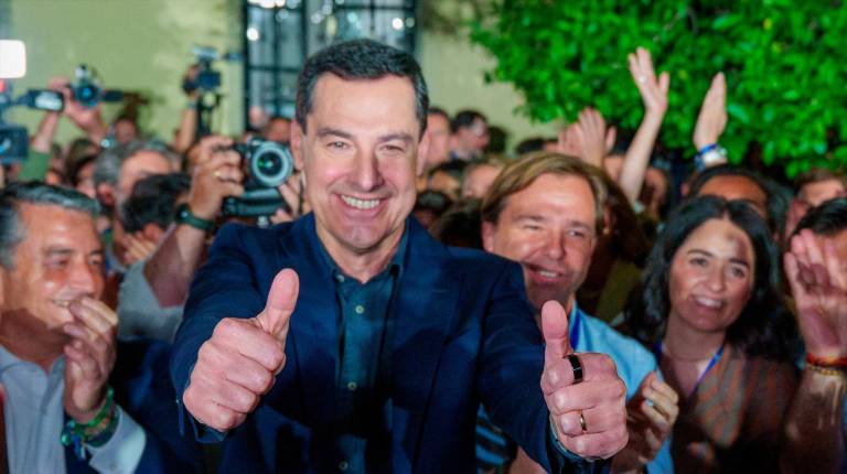 <i>El candidato del PP-A a la reelección como presidente de la Junta, Juanma Moreno, ha celebrado la “importante victoria” obtenida por su partido en las elecciones andaluzas de este domingo. / Francisco J. Olmo / Europa Press.</i>