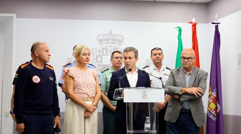 <i>Julio Millán detalla los detalles sobre el refuerzo de la seguridad para la Feria de San Lucas, tras la Junta Local, en presencia de Antonio Tobaruela, María Espejo y Manuel Fernández. / Subdelegación del Gobierno.</i>
