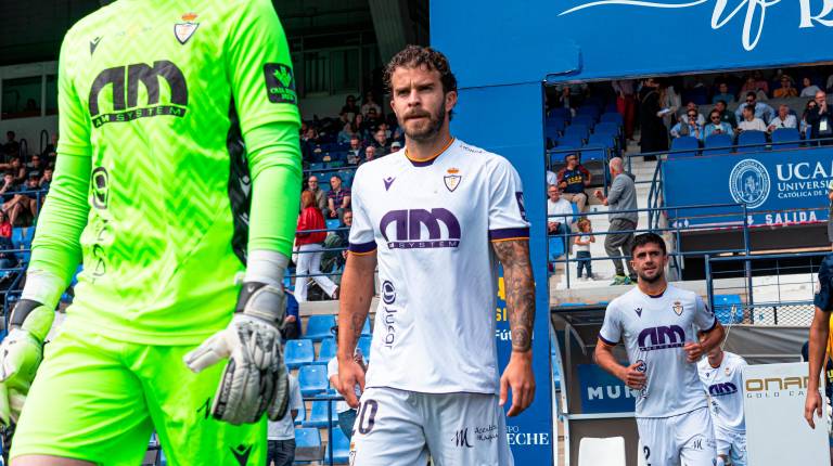<i>El futbolista Mauro Cabello sale al campo, en un partido de la temporada 25/26. Archivo. / Real Jaén.</i>
