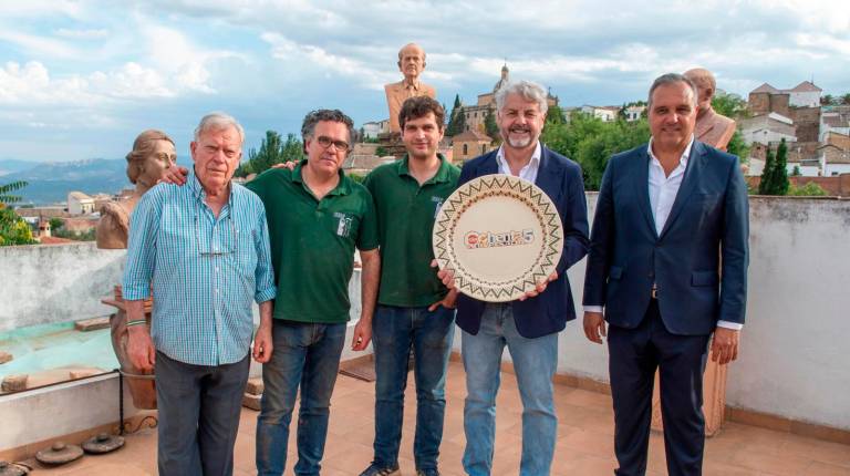 <i>Paco Tito, Pablo Tito, Tito Martínez, Juan Espejo y Eleuterio Muñoz posan con el plato conmemorativo por el 85 aniversario de Diario JAÉN. / Jesús Delgado.</i>