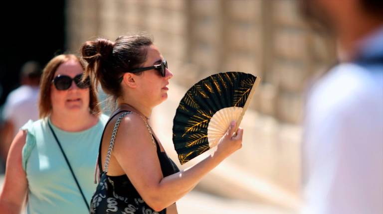 <i>Viandantes soportan las altas temperaturas. Archivo. / Álex Zea / Europa Press.</i>