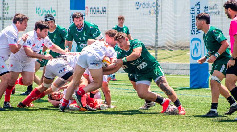 <i>Juan Navarrete y Germán Díaz tratan de recuperar el balón.</i>