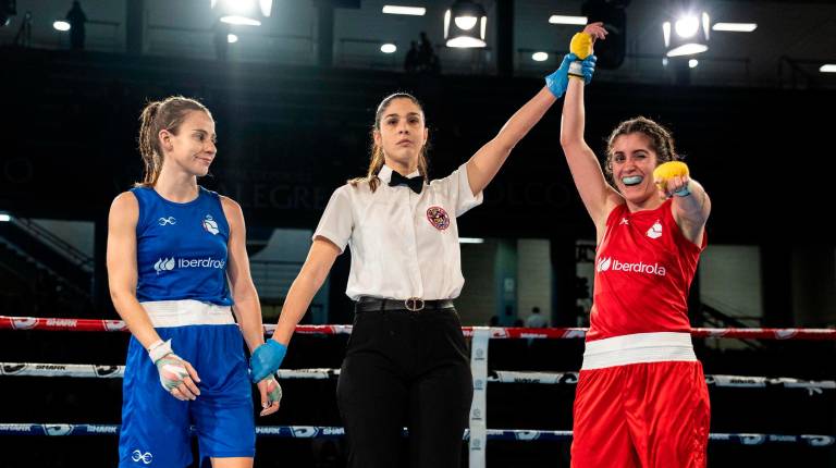 La jiennense Marta López del Árbol celebra una victoria sobre el ring.