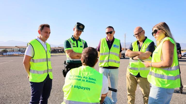 <i>Manuel Fernández visita hoy un punto de control de alcohol y drogas instalado por la Agrupación de Tráfico de la Guardia Civil. / Subdelegación del Gobierno.</i>