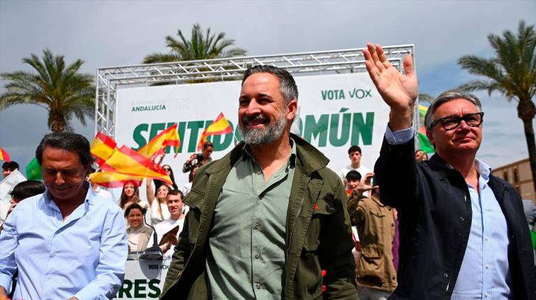 <i>Benito Morillo, Santiago Abascal y Manuel Gavira en el acto de Linares. / Europa Press.</i>