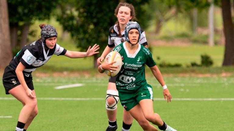 <i>Laura Jiménez progresa con el balón en un partido del Jaén Rugby. J. Gris</i>