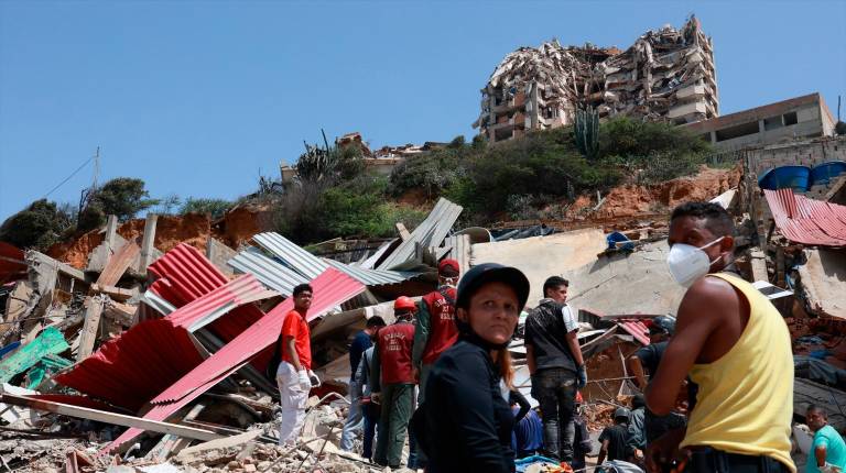 <i>Gente buscando supervivientes en la zona de La Guaira, Venezuela. / Javier Campos / DPA.</i>