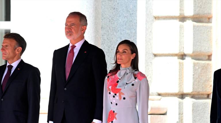<i>El Rey Felipe VI y la Reina Letizia durante la recepción con honores en el Palacio Real. / Europa Press. </i>