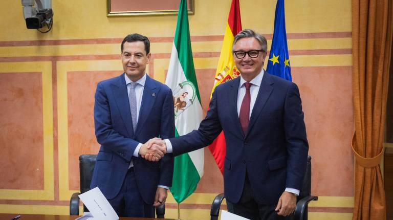 <i>El presidente en funciones de la Junta, Juanma Moreno, y el portavoz de Vox Andalucía, Manuel Gavira, firman el acuerdo de gobierno para Andalucia.</i>
