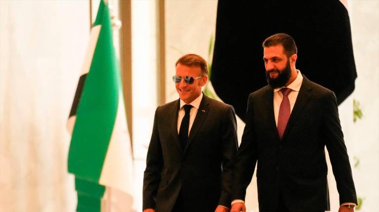 <i>Ahmad al Sharaa llega a Francia con el presidente Emmanuel Macron.</i>