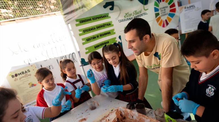 <i>La caravana “Eco Truck” a su paso por un centro educativo de Andújar. / Europa Press.</i>
