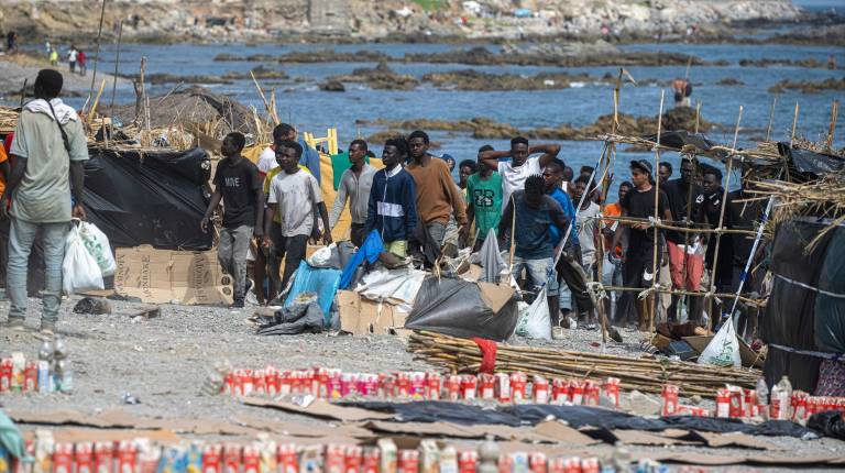 <i>Inmigrantes acampados en la playa del Trampolín. / Europa Press. </i>