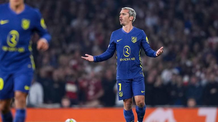 <i>El jugador del Atlético de Madrid Antonie Griezmann protesta una jugada en el duelo ante el Arsenal. / Europa Press</i>