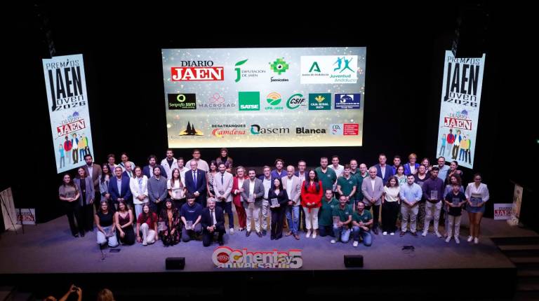 <i>Premiados y asistentes a los Premios Jaén Joven, celebrados en el Salón Guadalquivir de Ifeja. / Jason Moyano / Diario JAÉN. </i>