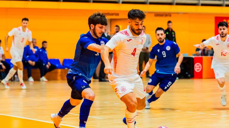 <i>Jugadas de Esteban y Dani Zurdo en anteriores partidos con España. / RFEF.</i>